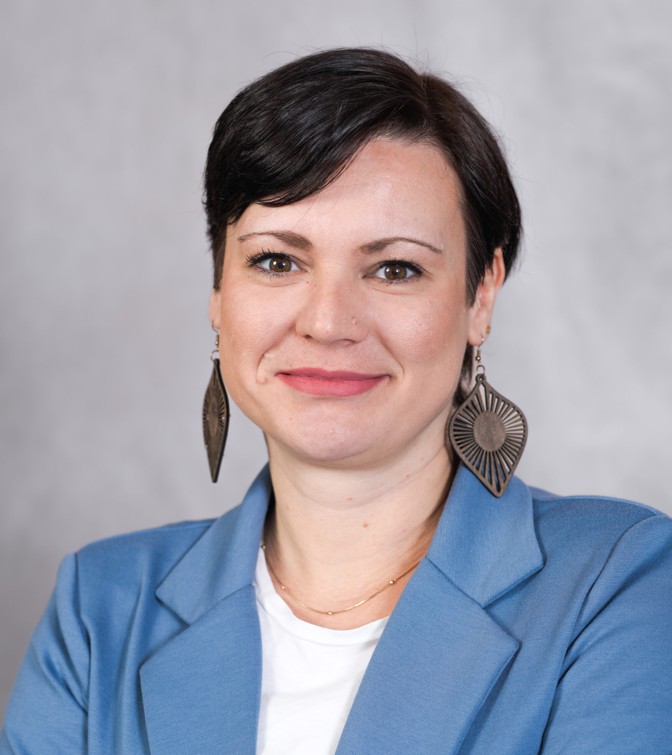 Ich bin seit 1999 in meinem Traumjob tätig und bringe seit 2018 meine Leidenschaft für das Reisen ins Reisebüro Schiller ein. Meine Begeisterung für Geschichte spiegelt sich in meinen zahlreichen Städtereisen wider, ebenso wie in Besuchen faszinierender Länder wie Oman, Südafrika, Dubai, Spanien, Türkei, Italien und viele weitere Ziele in Europa. Mein persönliches Reisehighlight ist der Oman – ein Land voller Kultur, atemberaubender Landschaften und herzlicher Gastfreundschaft. Mit Herzblut und persönlichem Engagement helfe ich meinen Kunden, nicht nur Reisen zu planen, sondern unvergessliche Erlebnisse zu schaffen, die sie für immer begleiten.
