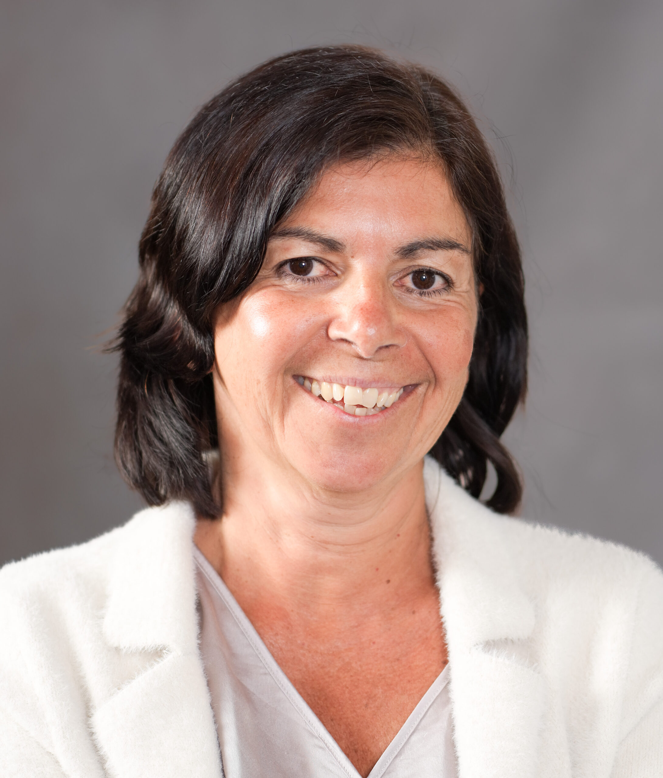 Wir über uns. Das Expertenteam 13 Miriam Minai Reiseberaterin Grau Scaled.jpg