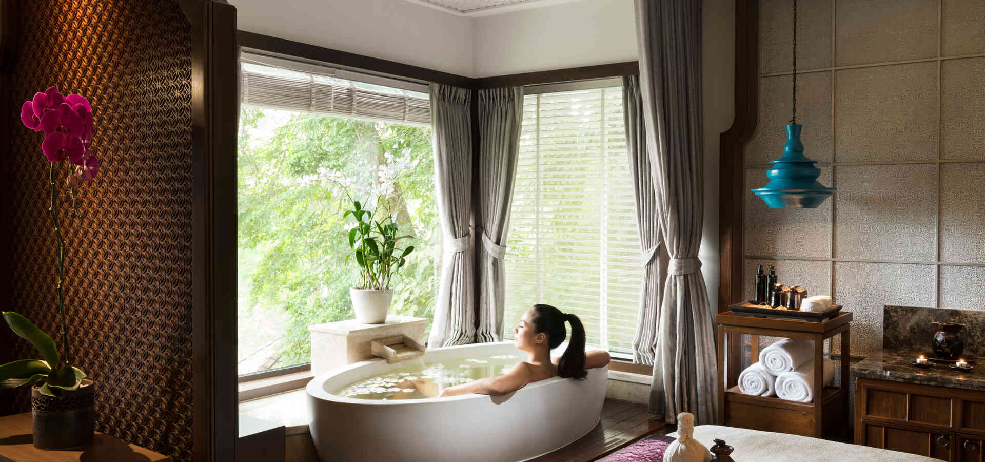 Frau in badewanne