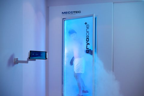 Mann betritt eine moderne Kryokammer bei –75 °C für ein gezieltes Longevity-Kälte-Treatment. Die hochentwickelte Technologie von Mecotec aktiviert Regeneration, steigert Leistungsfähigkeit und fördert mentale Klarheit – ein exklusives Biohacking-Erlebnis für Männer