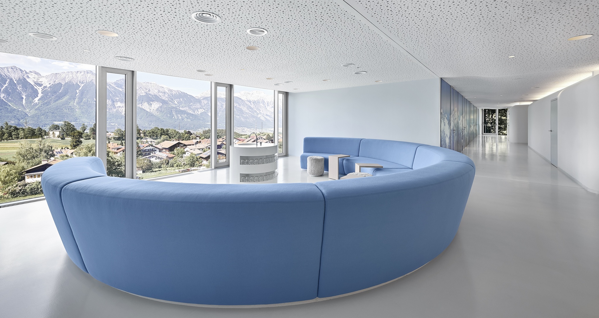 Lans | lanserhof lans blue sofa 2 © Alexander Haiden