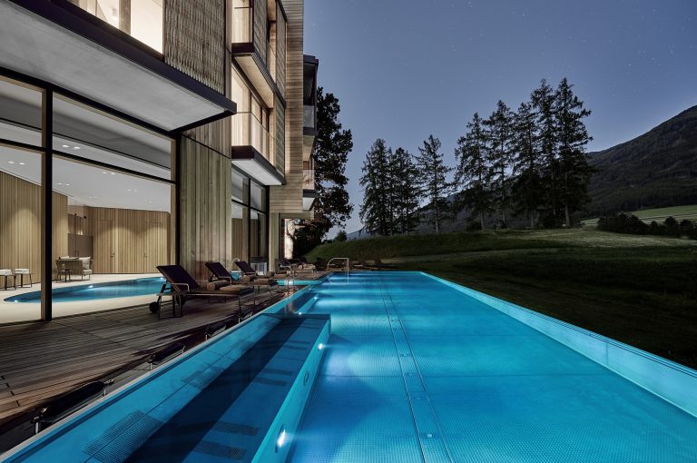 lanserhof | lanserhof lans outdoor pool night © Alexander Haiden