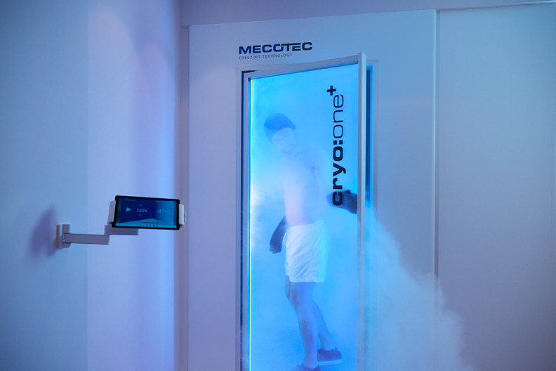 LONGEVITY TRAVEL - Beyond Vacation by Schiller Reisebüro 3 Longevity Reisen | longevity reise DC KEPOSbyGoco Cryotherapy Man 01 1
