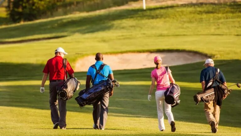 Golfer die weggehen