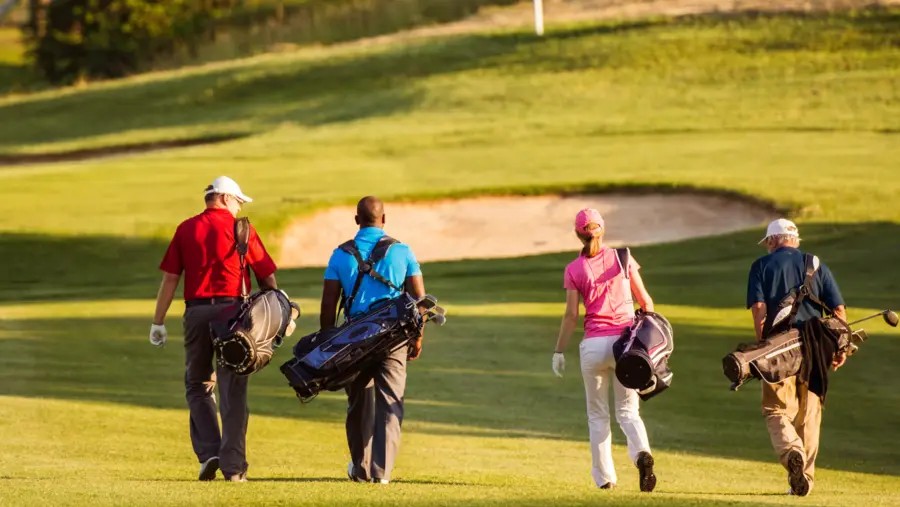 Golfer die weggehen