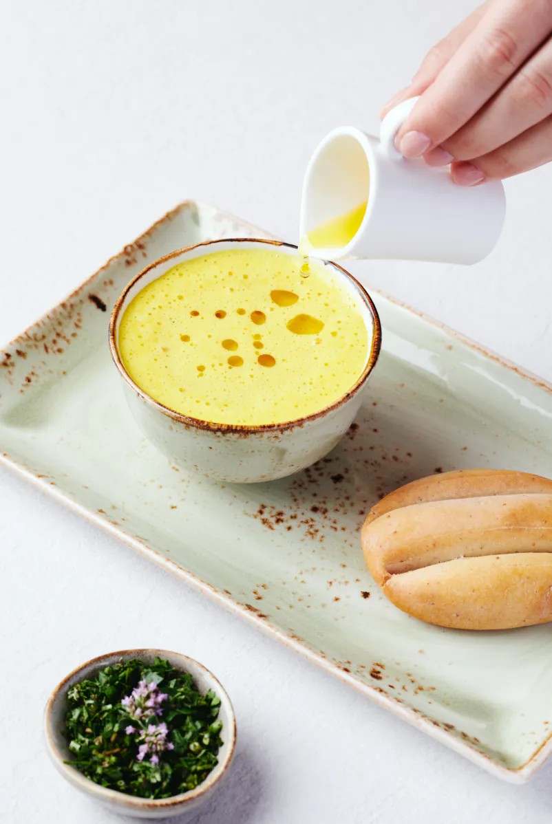 Vivamayr | longevity travel vivamayr resort kulinarik speise suppe kautrainer hand 1