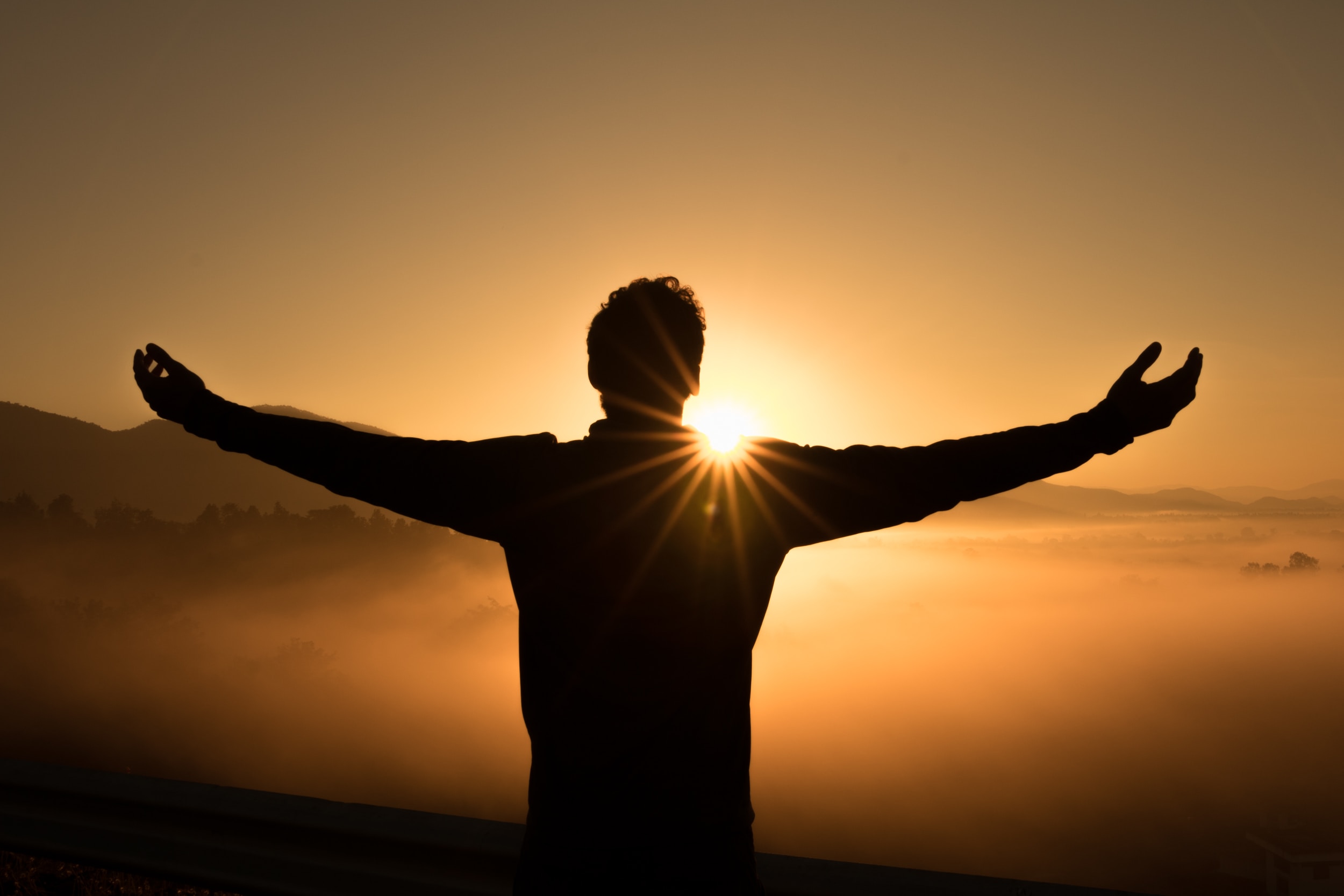 Mann in Sonnenaufgang